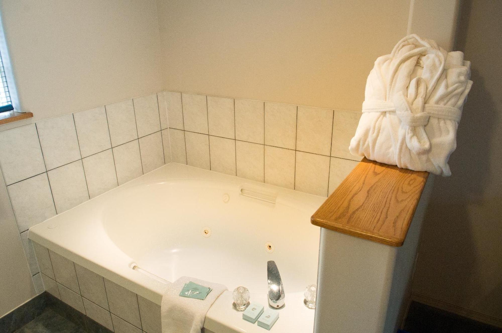 Motel Bavaria Radium Hot Springs Dış mekan fotoğraf